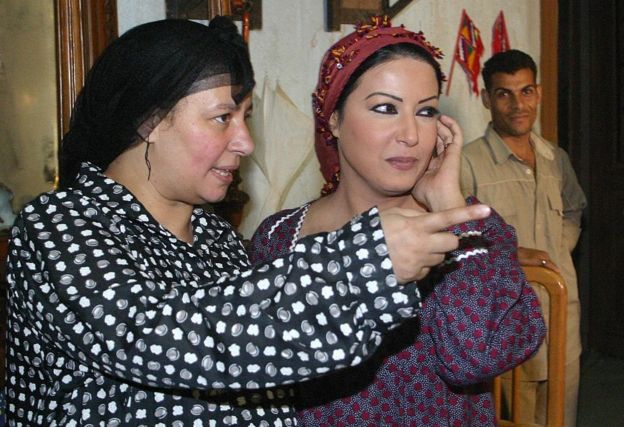 الممثلتان عبلة كامل (يسار) وسمية خشاب (يمين) في إحدى مشاهد مسلسل ريا وسكينة