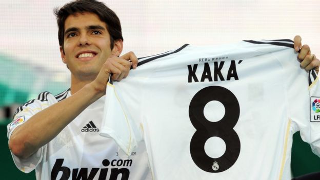 Kaká durante su presentación con la camiseta del Real Madrid.