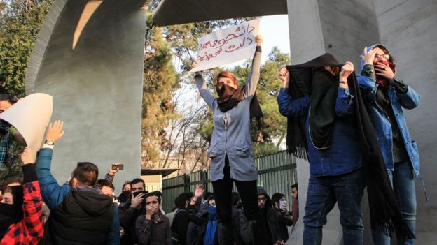 اعتراضات دی ماه مقابل دانشگاه تهران