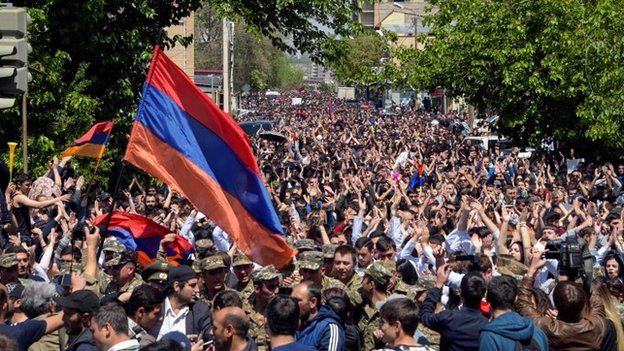 Ermenistan'da protesto gösterisi düzenleyen muhalifler