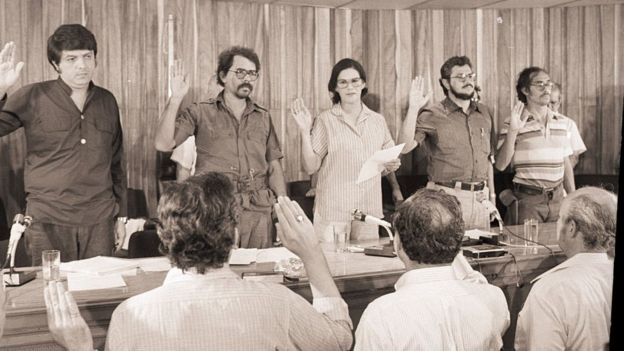 Primera Junta de Gobierno de Reconstrucción nacional de Nicaragua: Sergio Ramírez, Daniel Ortega, Violeta Barrio de Chamorro, Alfonso Robelo y Moisés Hassan.