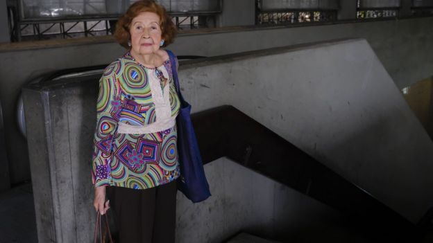 Derechos de autor de la imagen EVA MARIE UZCATEGUI A sus 86 años, la señora Celina Reyes sigue usando el metro a diario. "Hay zonas en las que no entro porque me tumban", cuenta.