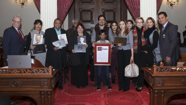 Tim Hernandez con familiares de algunos de los fallecidos en el accidente del cañón Los Gatos (Foto: cortesía Tim Hernandez)