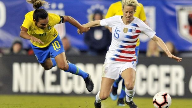 Megan Rapinoe junto a la brasileña Marta.