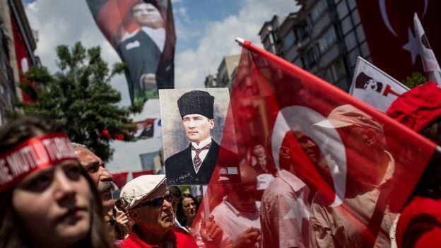 Personas celebrando el aniversario del nacimiento de la República en Estambul.