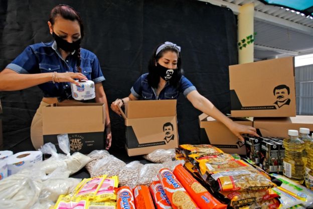 Ayuda de alimentos y productos sanitarios con el rostro de Guzmán.