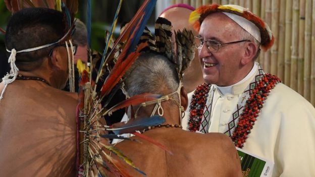 El papa Francisco y dos líderes indígenas en Perú en 2018