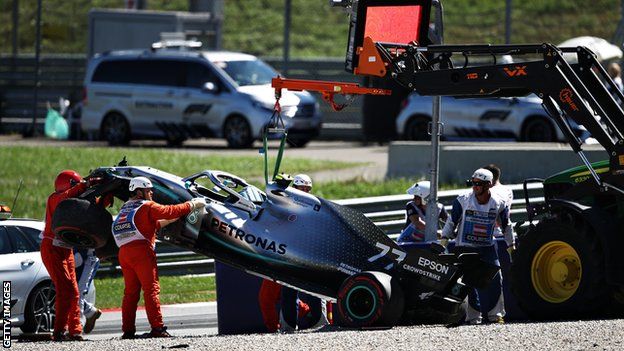 Valtteri Bottas crashes