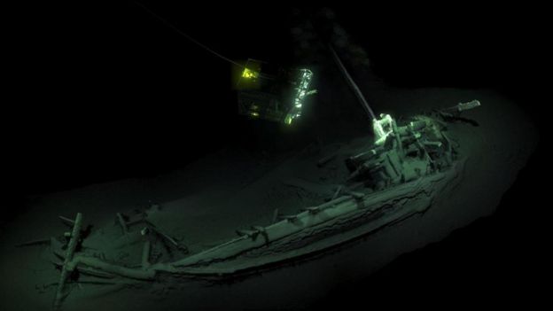 اكتشف علماء الآثار الغارقة أقدم حطام سفينة متماسك (في الصورة أعلاه)، وهو لسفينة تجارية يونانية تعود إلى عام 400 قبل الميلاد تقريبا