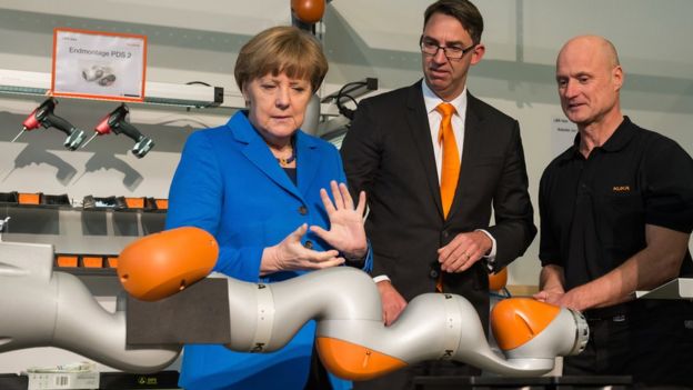 Angela Merkel, en una fábrica de robots en Alemania