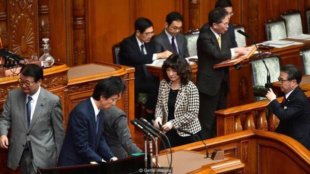 Cảnh tượng trong quốc hội Tokyo vào ngày 7/12/2018, khi thông qua một dự luật lịch sử nhận người lao động chân tay từ nước ngoài vào Nhật nhiều hơn bao giờ hết