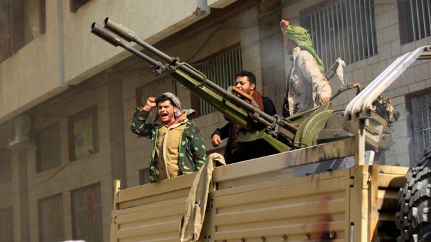 Houthi fighters shout slogans outside the destroyed home of Ali Abdullah Saleh in Sanaa, Yemen (4 December 2017)