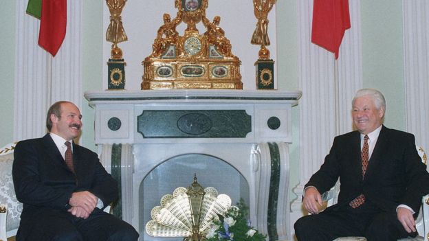 Alexandr Lukashenko y Borís Yeltsin.