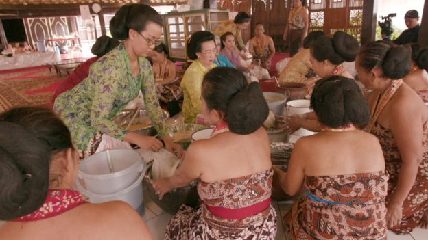 Mujeres en una ceremonia de cocina.