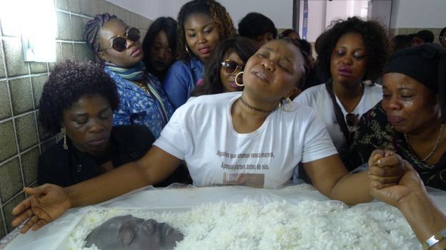 Congoleses choram a morte de ente querido falecido em acidente de carro no ano passado