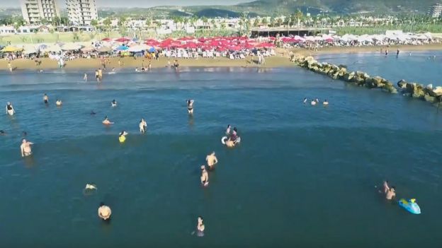 Turistas se bañan en el balneario de Tartus.