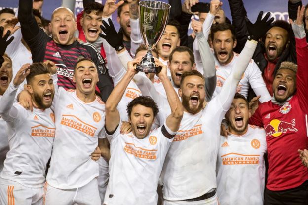 Los jugadores de Atlanta celebran su título.