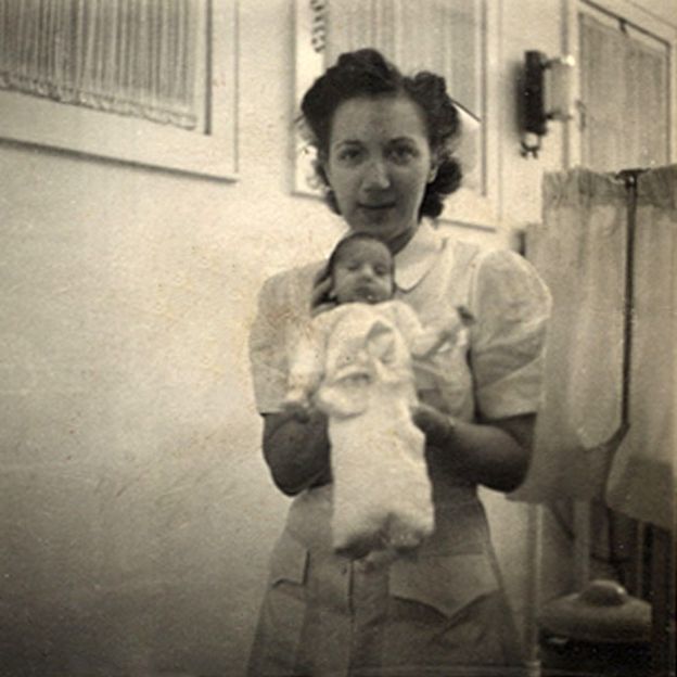 Beth Allen como bebé con una de las enfermeras del doctor Couney.