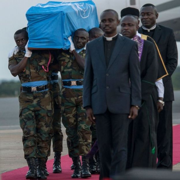 Wanajeshi wakiwa wameubeba mwili wa Kofi Annan ulipowasili Ghana Jumatatu wiki hii
