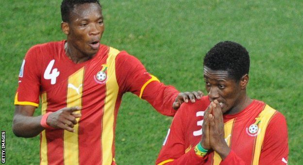 John Paintsil comforts Asamoah Gyan after the latter missed a penalty against Uruguay at the 2010 World Cup