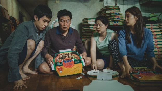 В начале фильма мы встречаем семью Кимов в их убогом жилище за изготовлением коробок для пиццы