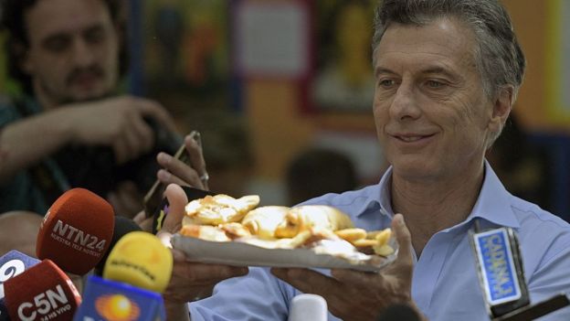 Mauricio Macri repartiendo pasteles