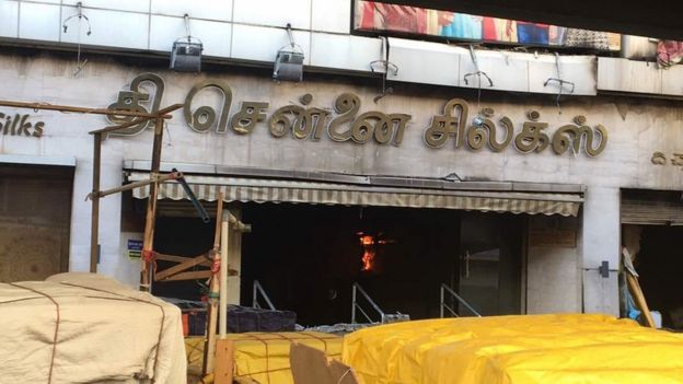 கடுமையாக சேதமடைந்த கட்டடத்தின் ஒரு பகுதி வியாழக்கிழமையன்று இடிந்து உள்ளே விழுந்தது.