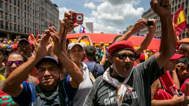 Manifestantes a favor del gobierno