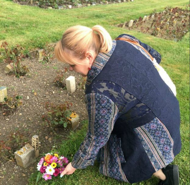 Jo Vigor-Mungovin lays flowers at the possible grave of Joseph Merrick