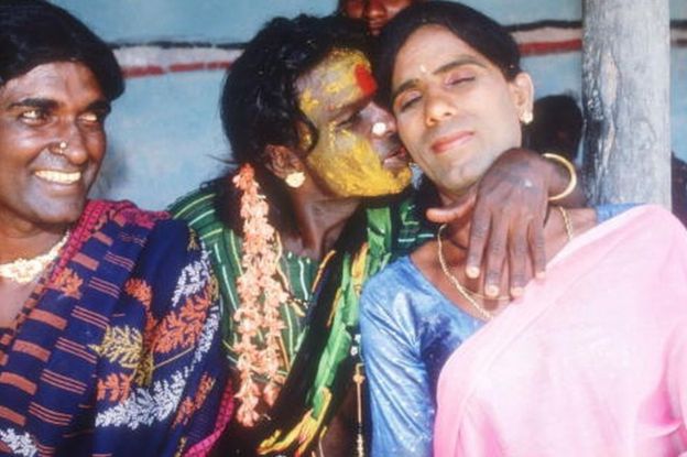 Los eunucos se abrazan en una habitación de hotel el 24 de abril de 1994 en Villupuram, India.