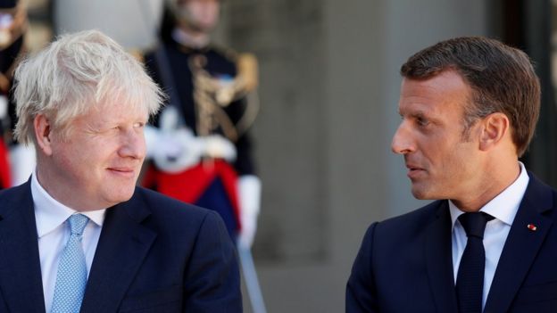 Emmanuel Macron, presidente da França, ao lado de Boris Johnson