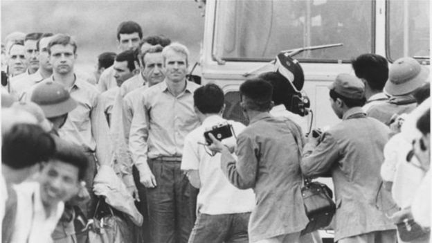 McCain cùng các đồng đội được trả tự do khỏi nhà tù chiến tranh Việt Nam