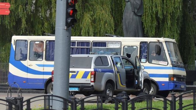 Terörle Mücadele polisi, Lutsk kentindeki otobüsün etrafını sardı.