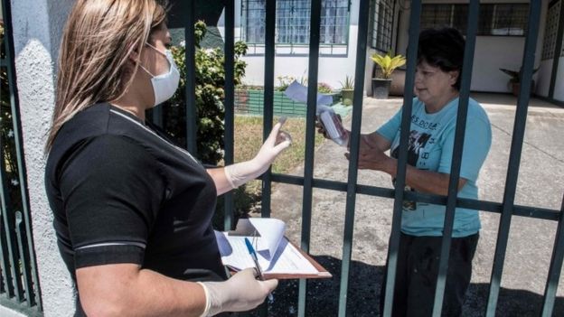 Profissionais de saúde vão até as casas dos pacientes na Costa Rica