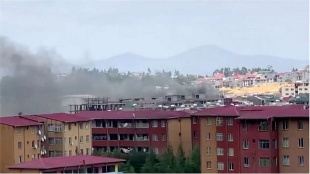 الدخان يتصاعد في سماء أديس أبابا عقب احتجاجات الثلاثاء