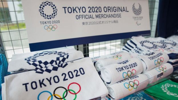 Marchandises des Jeux Olympiques de Tokyo 2020 dans une boutique de cadeaux des Jeux Olympiques et des Jeux Paralympiques à Shinjuku