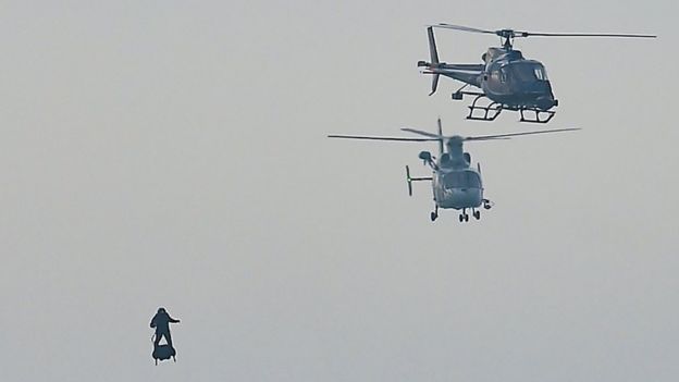 பறக்கும் மனிதர்: 35.4 கி.மீ பறக்கும் தட்டில் பறந்த ஃப்ரான்கி ஜபாட்டா, சாத்தியப்படுத்திய விஞ்ஞானம்