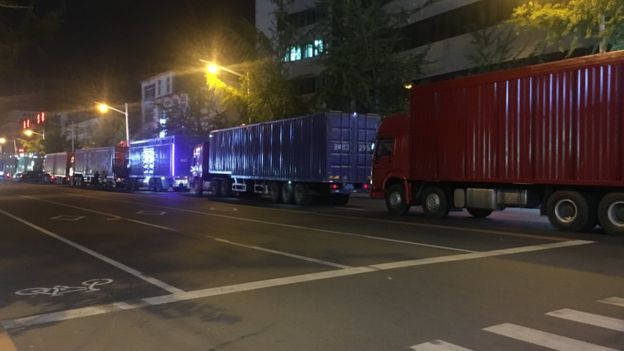 North Korean lorries queuing up to get into Dandong’s customs zone