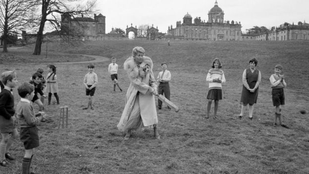 Sophia Loren spends time playing cricket with her children during the break of filming "Lady L" (1965) in England