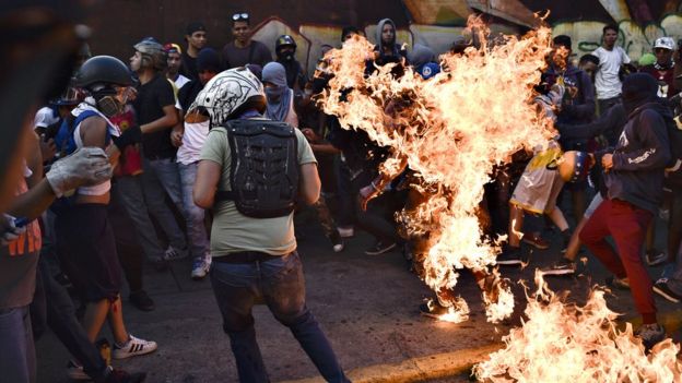 Momento en el que prenden fuego al joven.