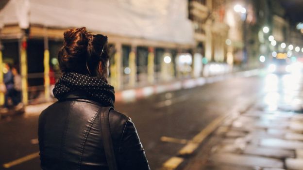 இரவு நேரத்தில் இளம்பெண் ஊர் சுற்றினால் தவறா?