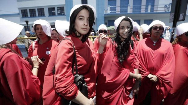 Mujeres vestidas como los personajes de The Hanmaid Tale durante la campaña presidencial de Costa Rica.