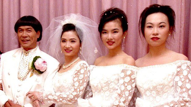 猪哥亮1994年与第四任妻子叶瑞美结婚，两女儿谢金燕（左三）、谢青燕（左四）担任伴娘。