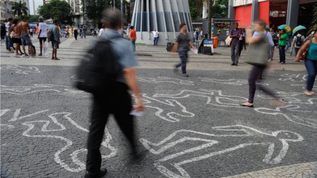Em foto de arquivo de campanha no Rio, silhuetas de corpos são um protesto contra homicídios de jovens negros