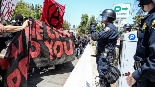 Cảnh sát bạo động dàn hàng trước người biểu tình Antifa và những người phản đối họ trong cuộc biểu tình ngày 27/8 ở Berkeley.
