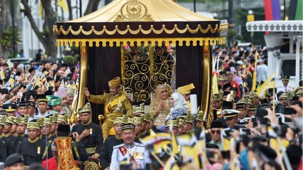 En 2017, al celebrar los 50 años de su ascenso al trono, el sultán fue trasladado en una carroza tirada por 50 cortesanos.