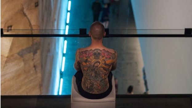 Tim Steiner exibe sua tatuagem em Hobart, Tasmânia