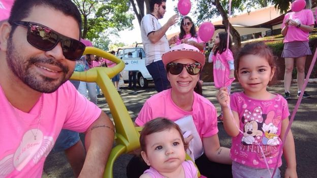 Jessika, o marido Rafael Bezerra e as filhas Eloah, de 2 anos, e Ágatha, de 1 ano