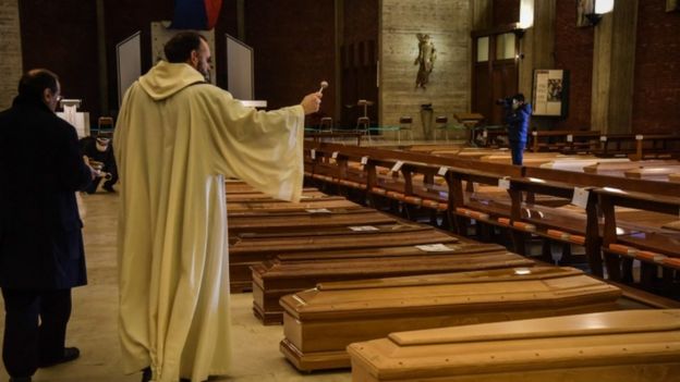 قس يصلي على ضحايا الكورونا في كنيسة بإيطاليا