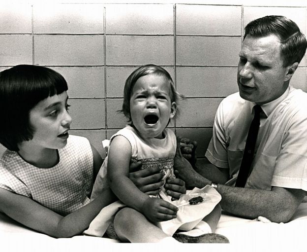 Jeryl Lynn con su hermana Kirsten, de un año de edad, cuando el doctor Robert Weibel le aplicó la vacuna contra las paperas que su padre había desarrollado.